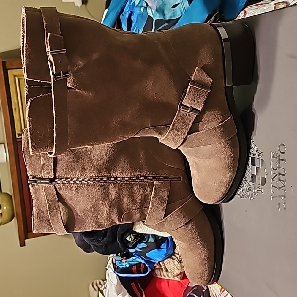 VINCE CAMUTO TAN SUEDE LOW BOOTS 8.5 Like NEW
